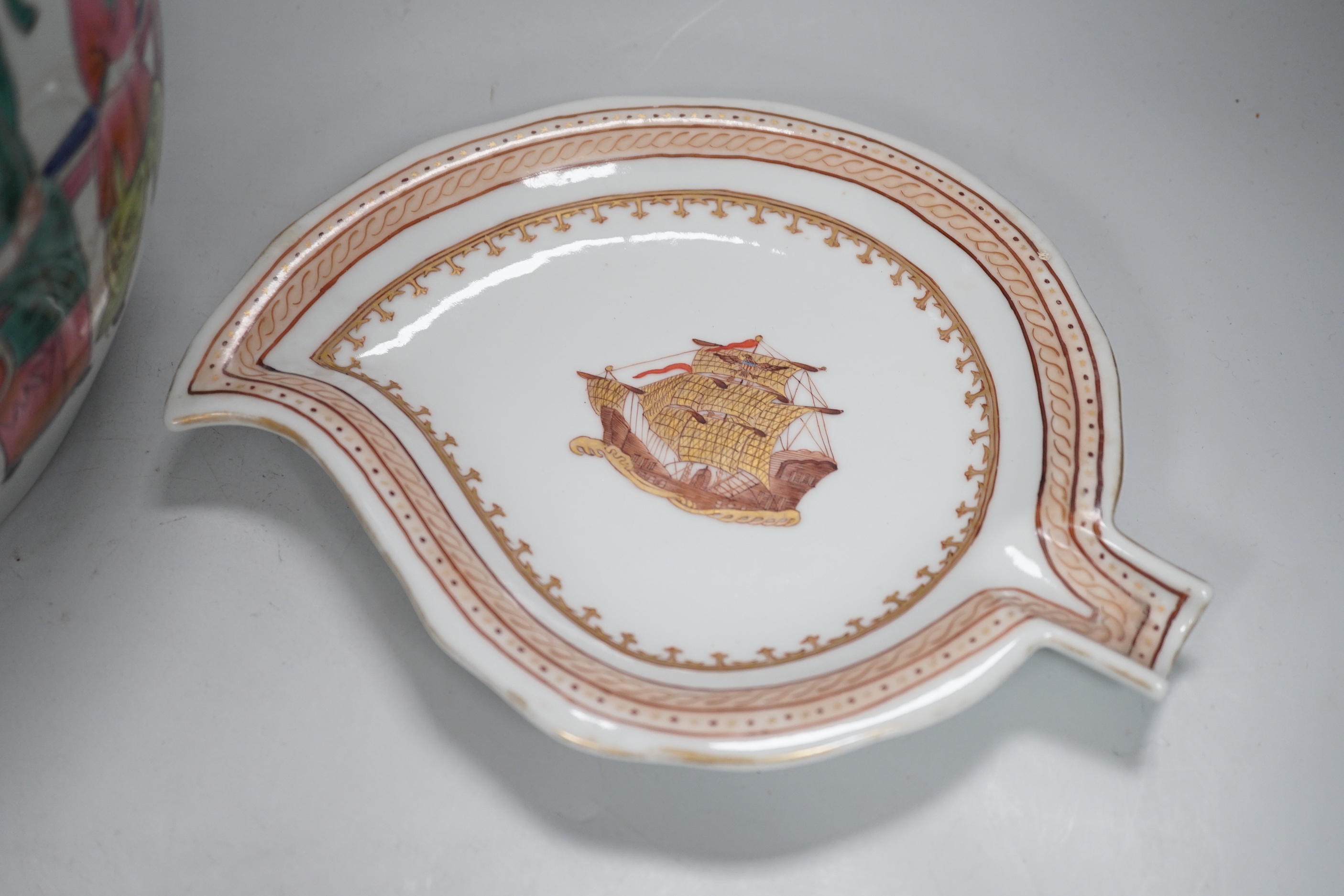 A Chinese lidded pot and 3 Chinese armorial leaf dishes, the largest 23cm high